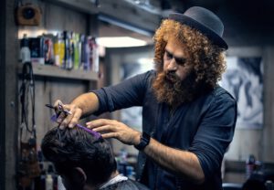 Friseur schneidet die Haare