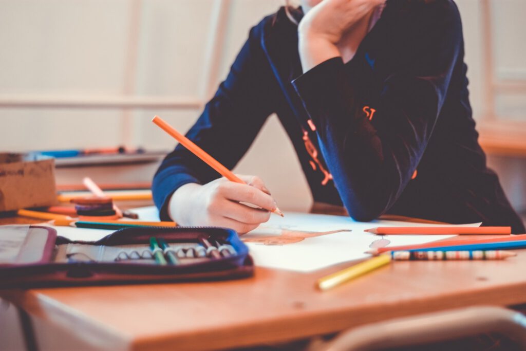 Kind auf einer Schulbank