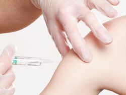 Impfnadel im Arm