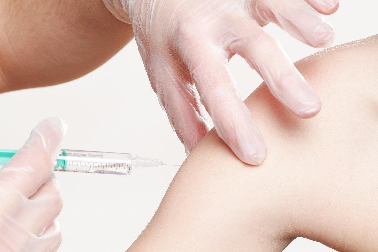 Impfnadel im Arm